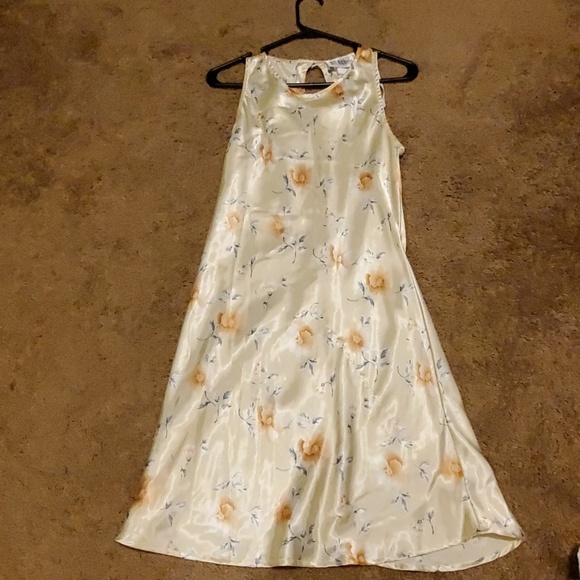 Dresses & Skirts - Beautiful Yellow Dress